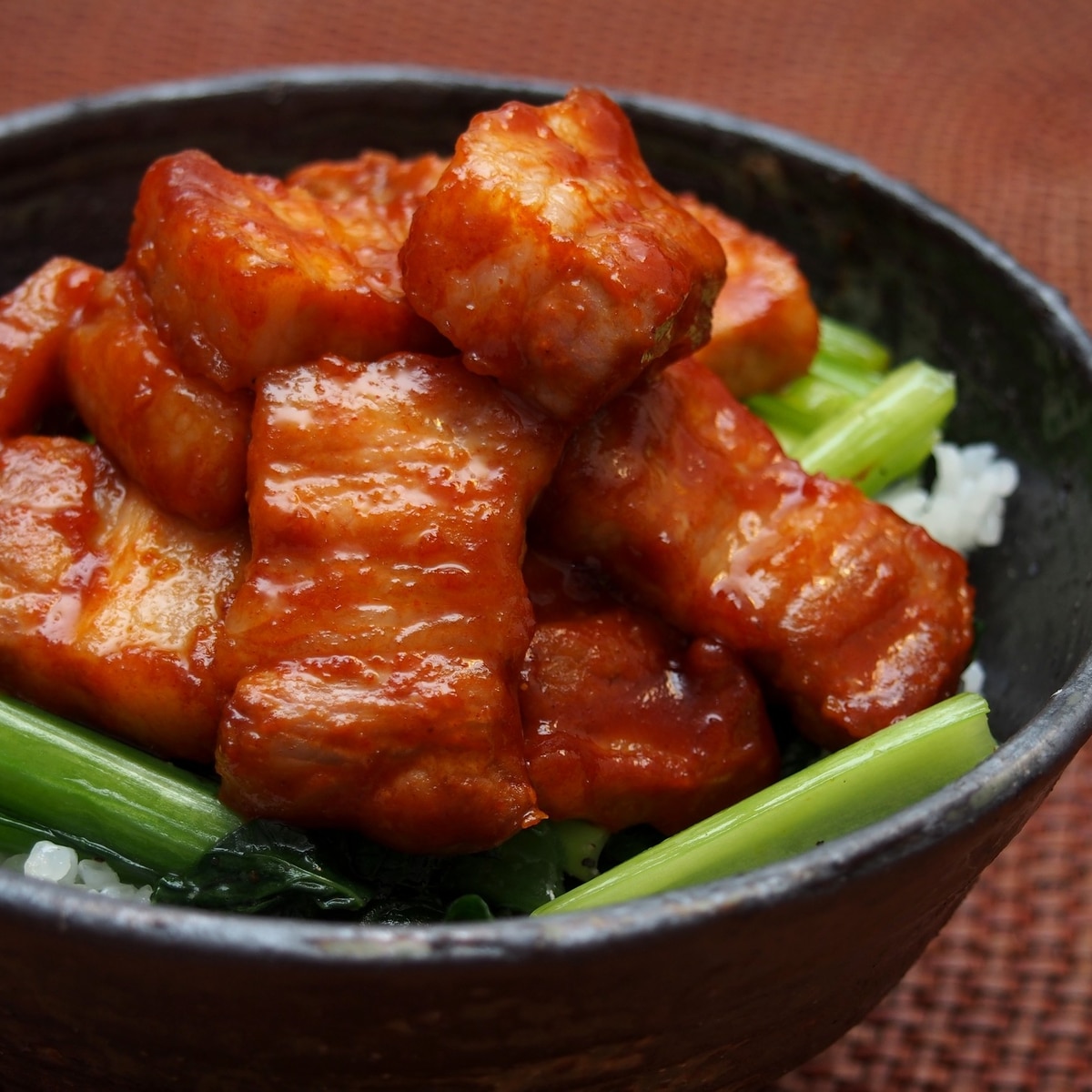 豚バラかたまり肉で作る食べ応え抜群 ピリ辛豚丼 レシピ 作り方 By 鶏のから揚げ 楽天レシピ
